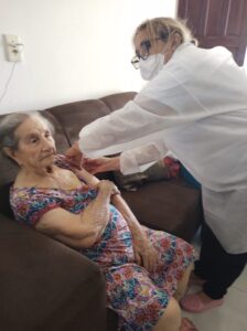 2ª dose da vacina contra o Covid-19 é aplicada em idosos de 90 anos ou mais