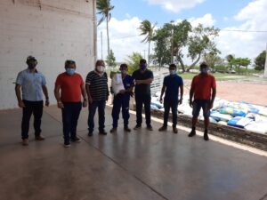 Secretário de Infraestrutura Cláudio Ferreira acompanha recebimento de sementes para agricultores