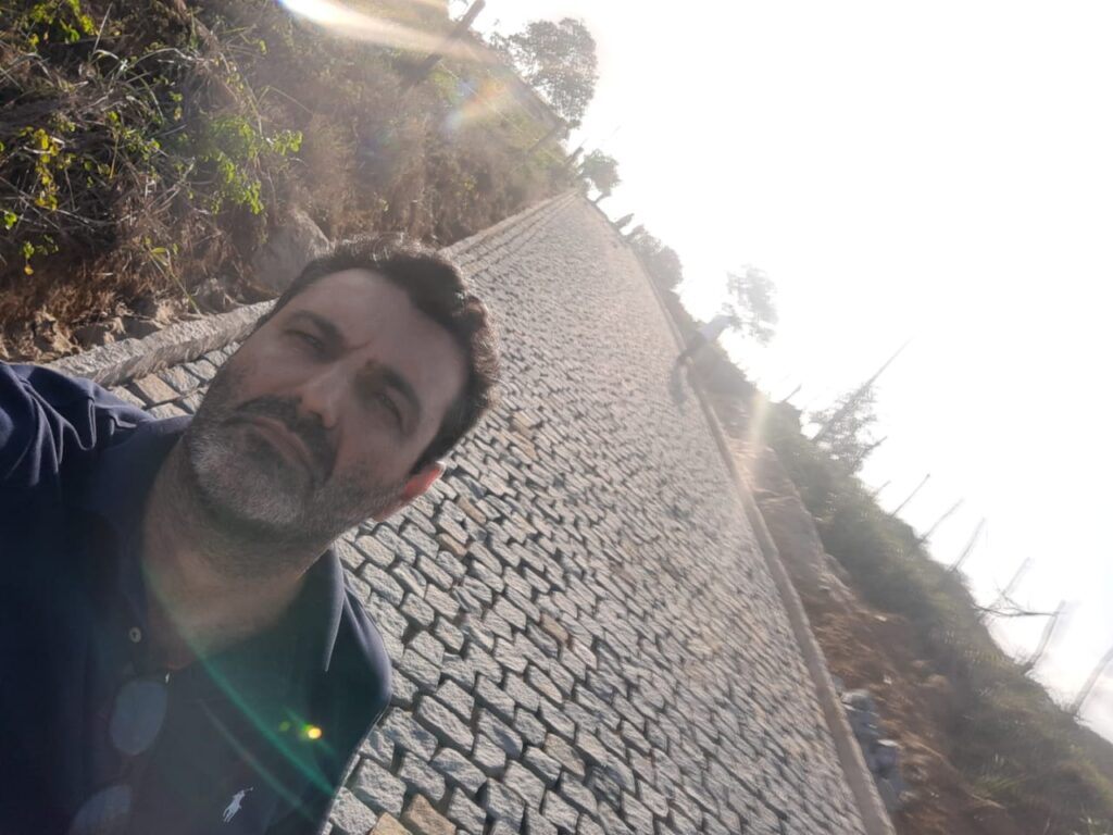 Execução da obra de pavimentação em paralelepípedo da ladeira do Sítio Jatuarana