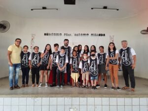Secretaria de Educação e Cultura, faz entrega de camisas personalizadas para alunos de violão