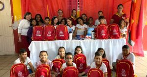 Entrega de kits escolares com materiais inovadores, modernos e úteis.