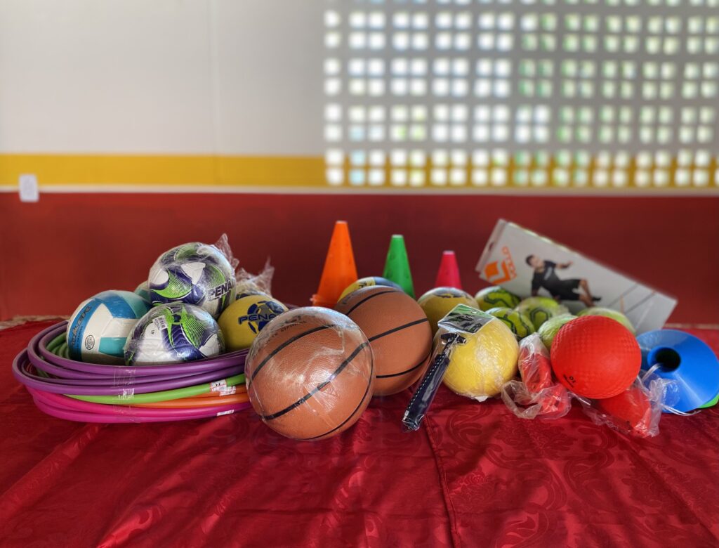 Entrega de materiais esportivos para as escolas públicas.