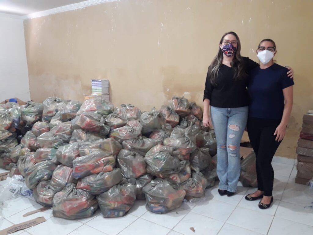 A Prefeitura de Caiçara distribui kits de alimentação escolar para alunos da Rede Municipal de Ensino